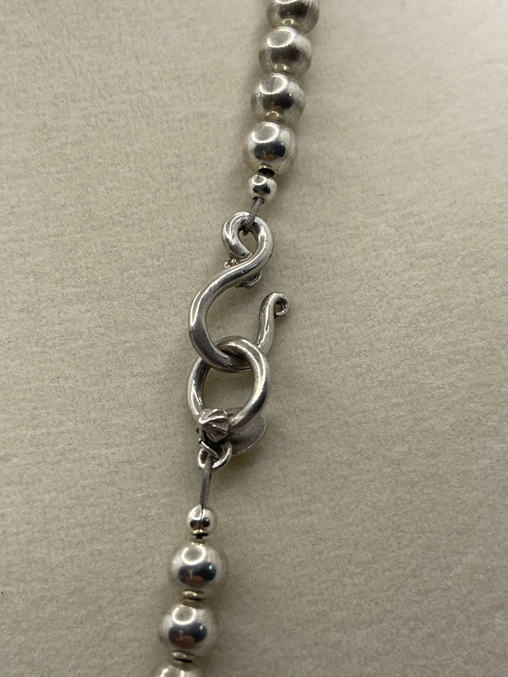 Closeup of the clasp of a Preowned Unisex 925 Sterling Silver Bead Strand Necklace