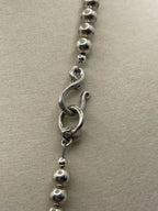 Closeup of the clasp of a Preowned Unisex 925 Sterling Silver Bead Strand Necklace