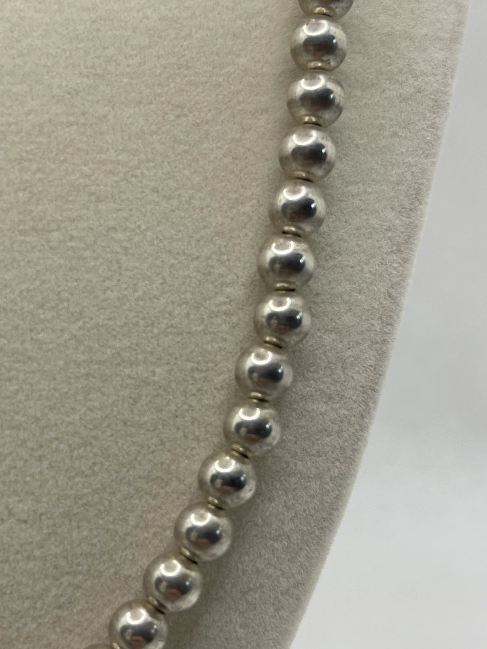 Closeup of he pearls of a Preowned Unisex 925 Sterling Silver Bead Strand Necklace
