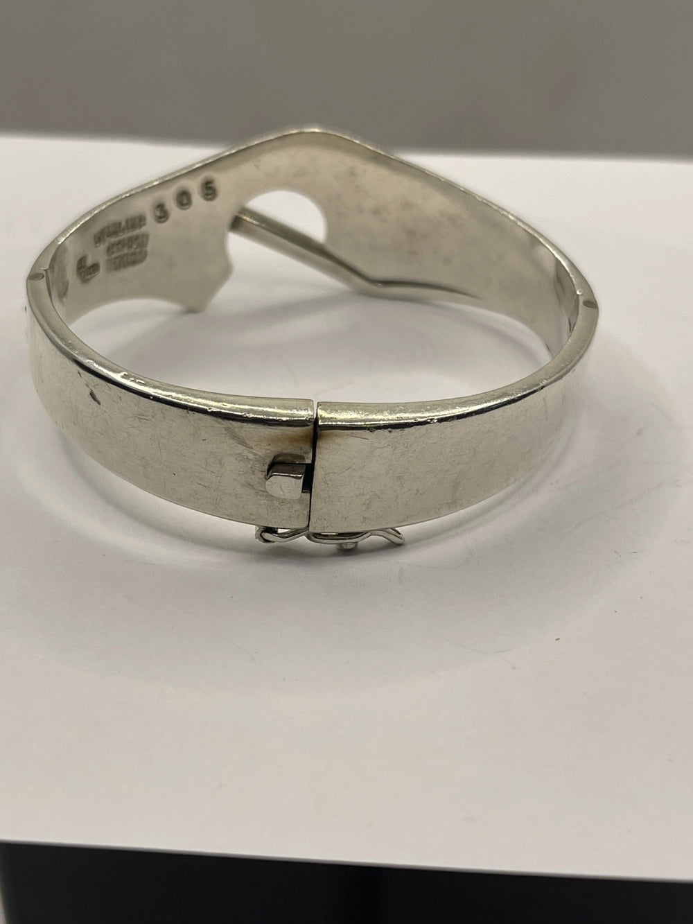 Back side view of Vintage Mid-Century Modern Sigi Pineda Double Hinge Bangle