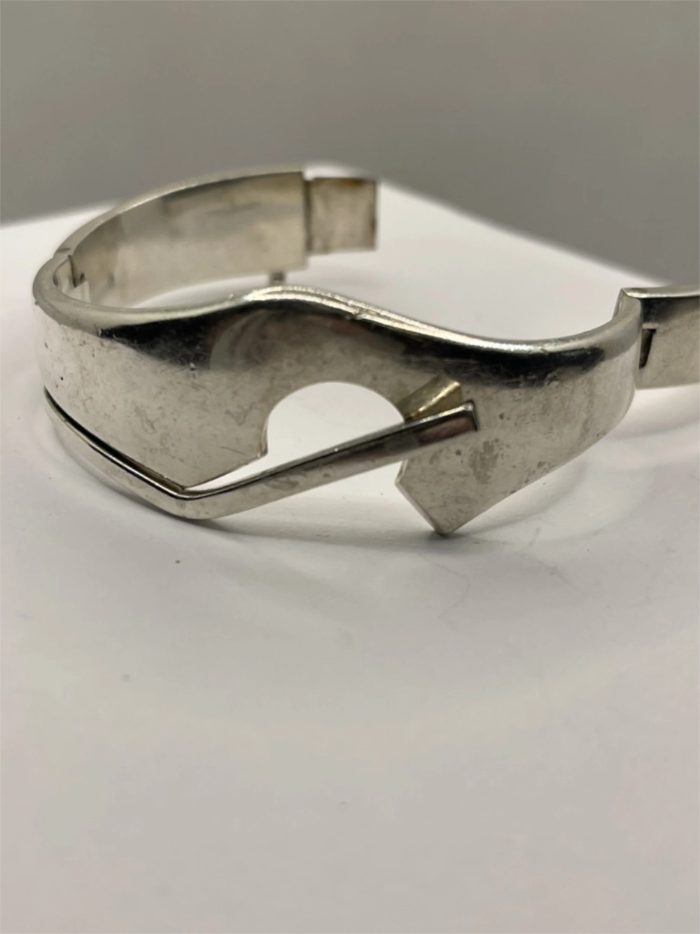 Left Side closeup view of Vintage Mid-Century Modern Sigi Pineda Double Hinge Bangle