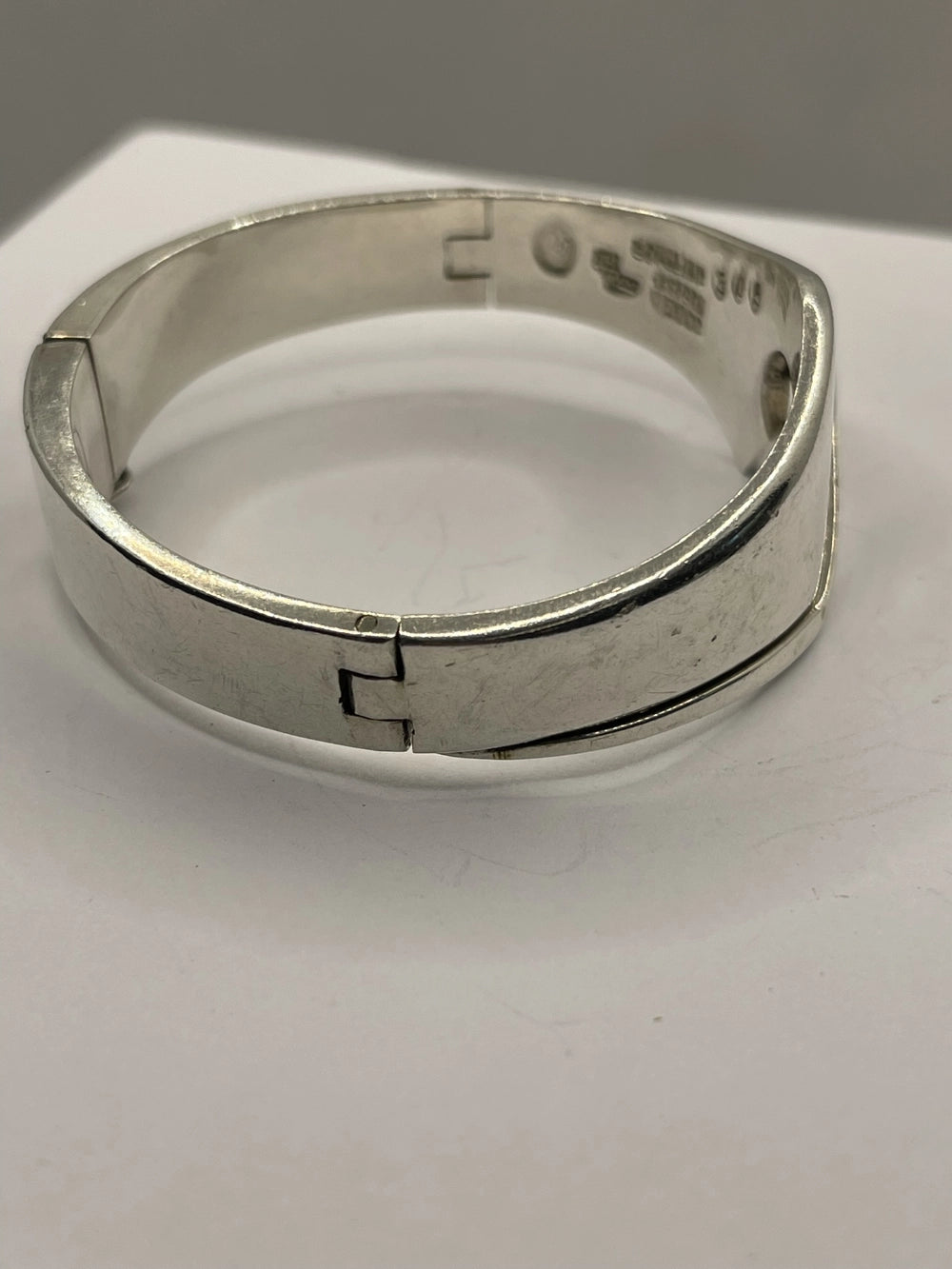 Right side view of Vintage Mid-Century Modern Sigi Pineda Double Hinge Bangle