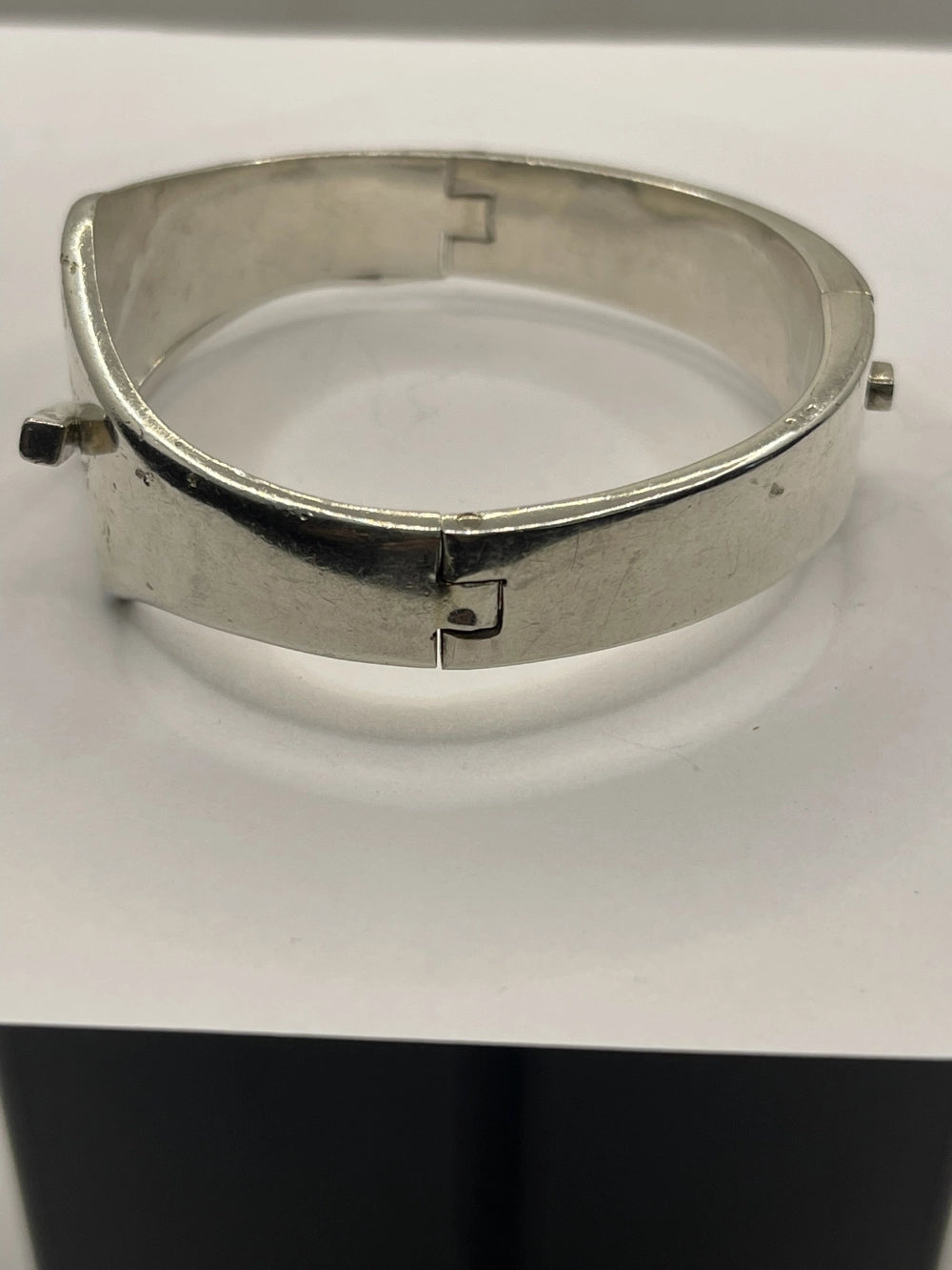 Left side view of Vintage Mid-Century Modern Sigi Pineda Double Hinge Bangle