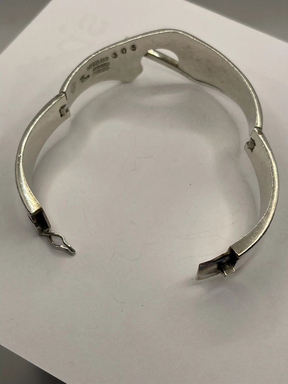 Top view of the Vintage Mid-Century Modern Sigi Pineda Double Hinge Bangle