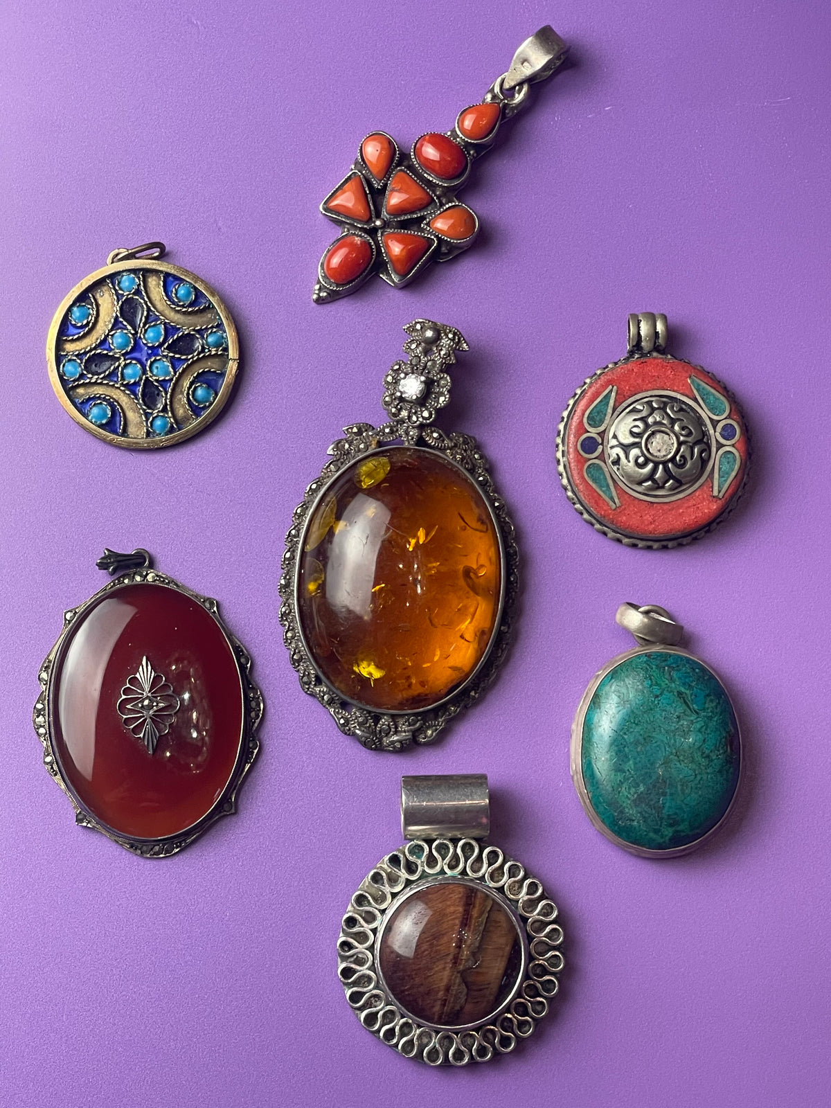 Seven pieces of jewelry