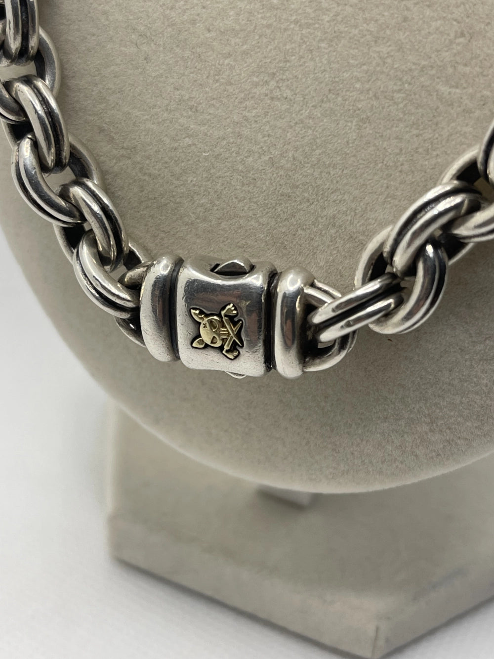 Closeup of the clasp of a Preowned Mens LAGOS Anthem Double Link Chain Neckace 22"