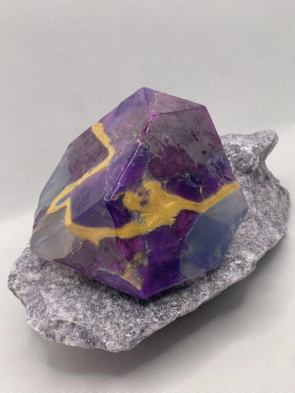 Soaprocks® Jewel Line Royal Sugiite With Quartz Bath Soap