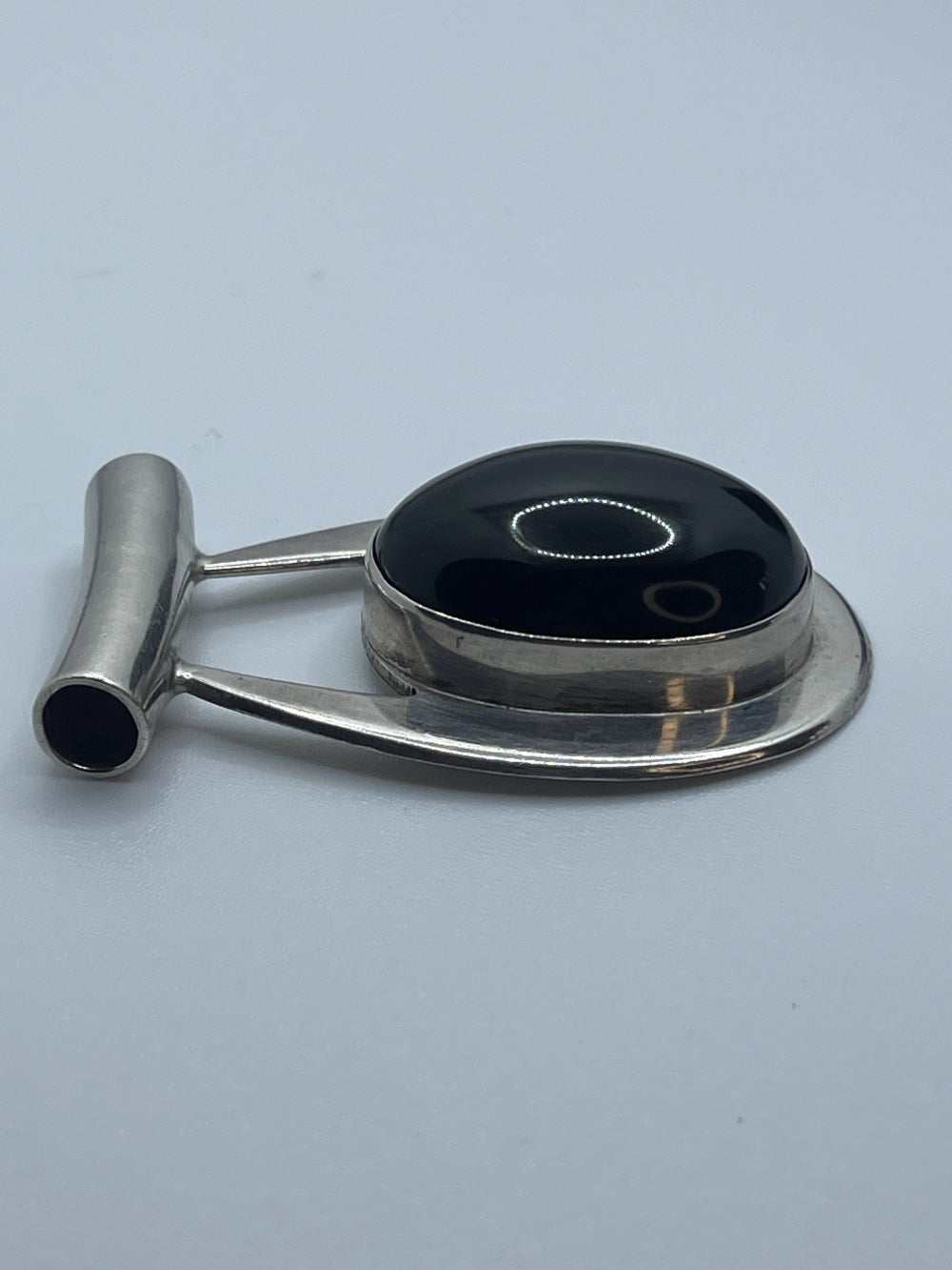 Side VIew of the Vintage Taxco Mexico Black Onyx Silver Horseshoe Pendant