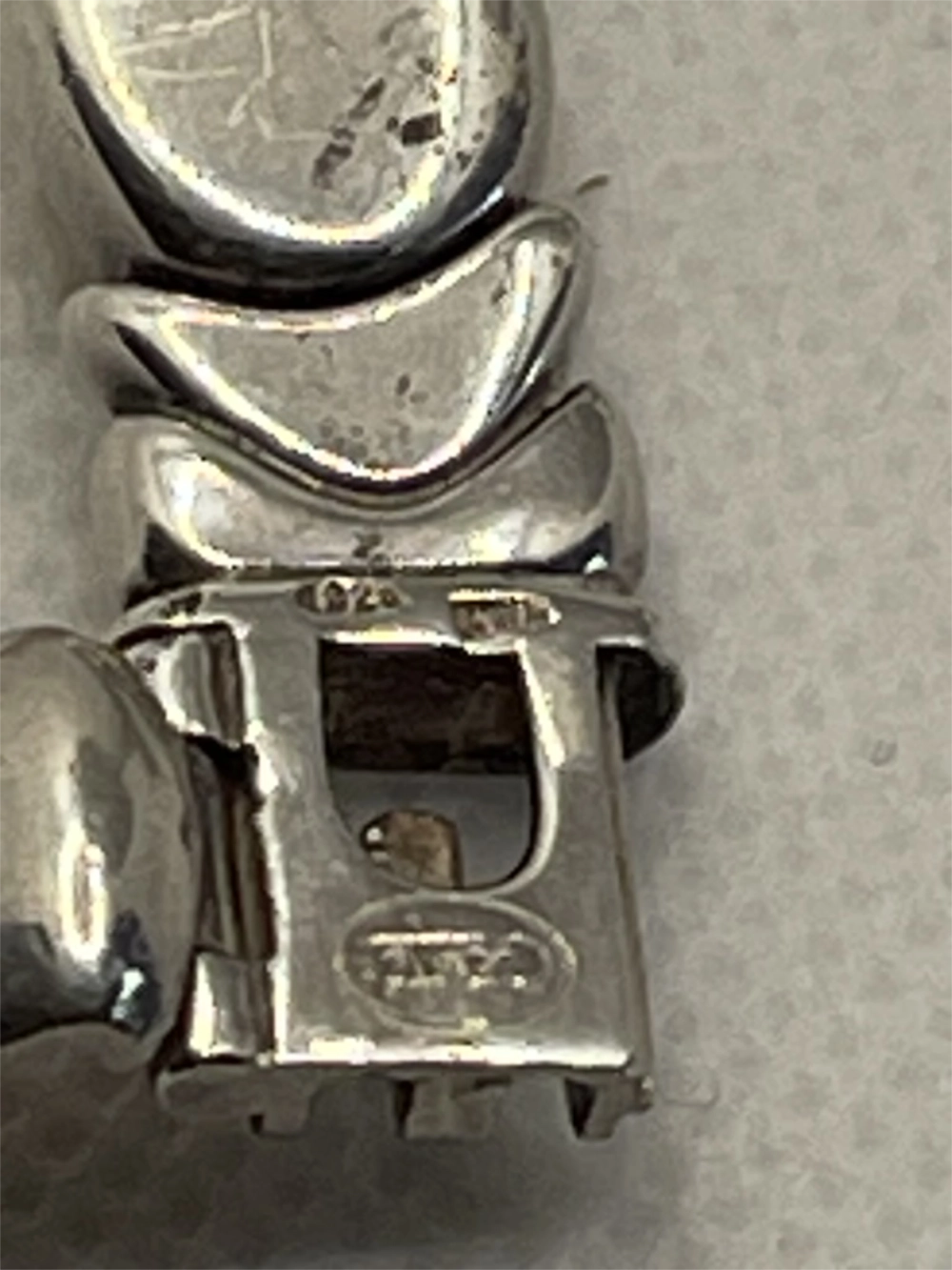 Clasp of a Vintage Garzi Silver And Gold Jewels Two-Tone Collar Necklace Silver and 18k Gold Vermeil