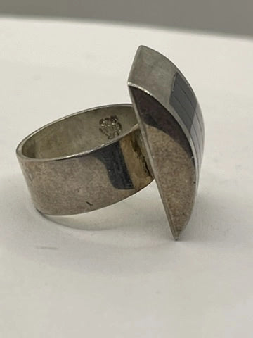Side VIew of the Vintage Signed 925 DTR Jay King Desert Rose Trading Deep Purple Stone Sterling Modernist Ring