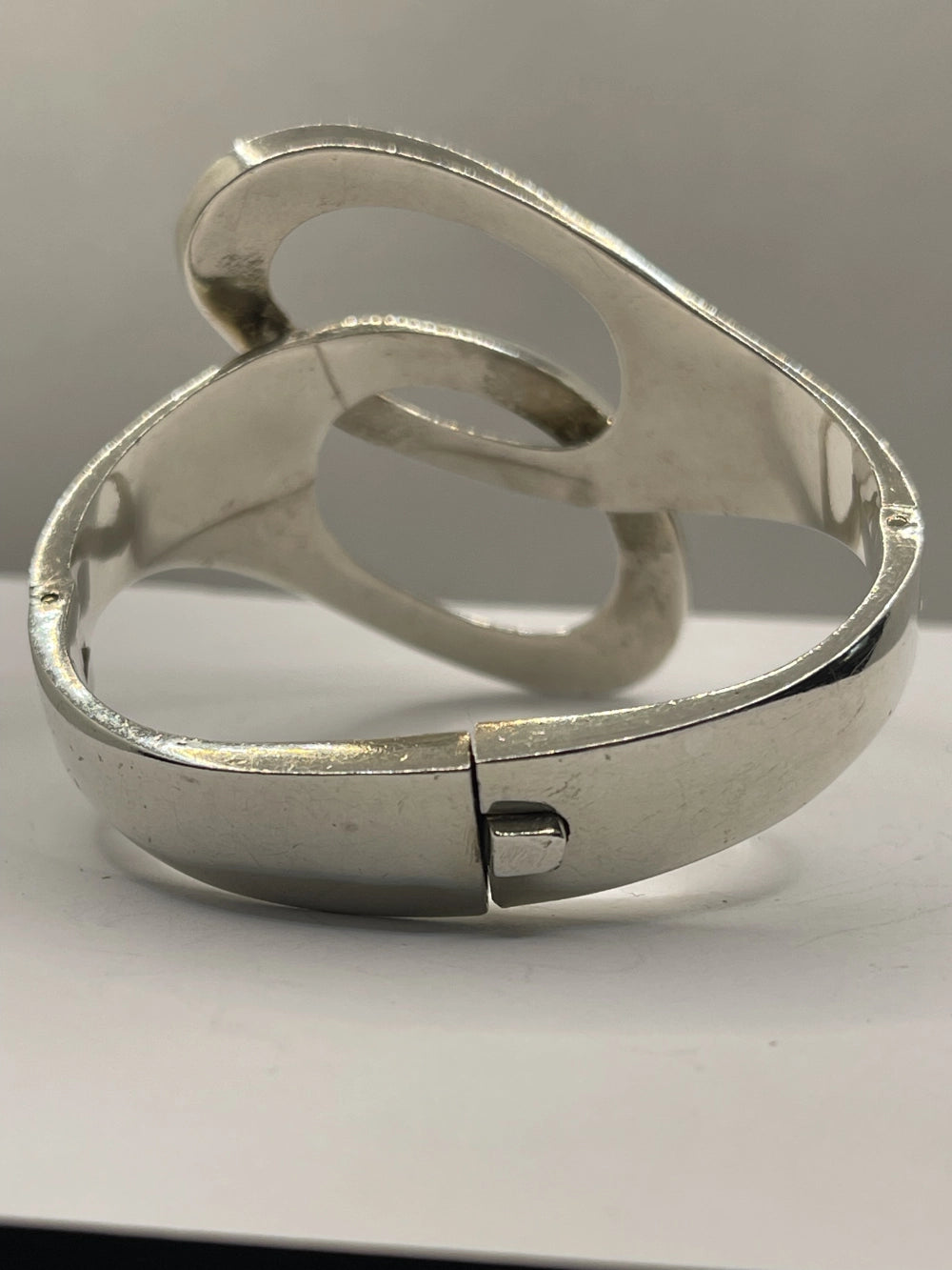 Back view of Vintage Genuine Alicia de la Paz Modernist Interlocking Silver Bangle Bracelet