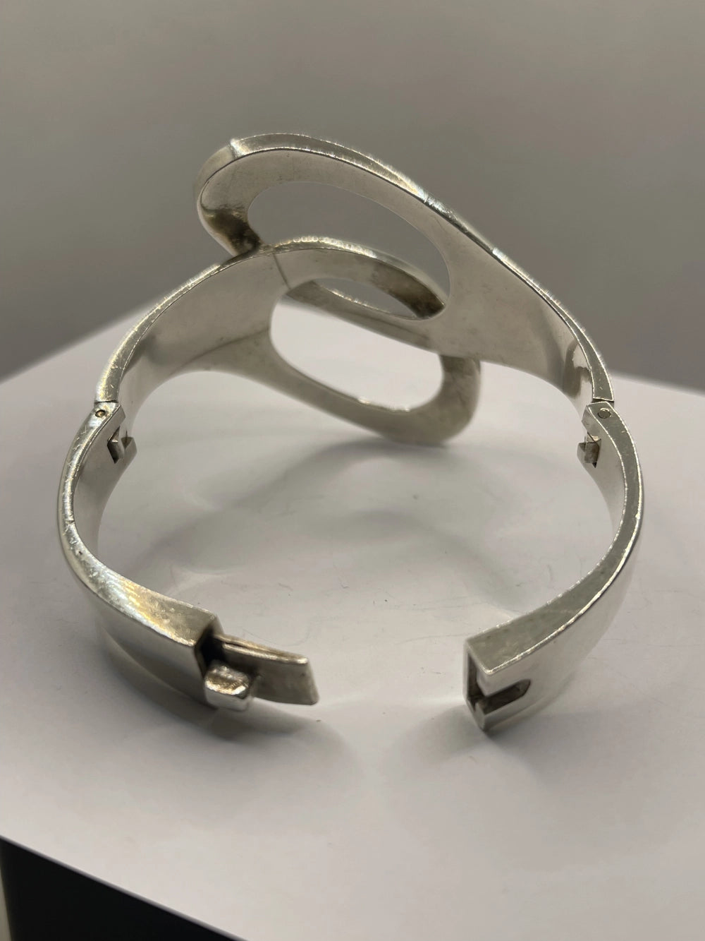 Top view of Vintage Genuine Alicia de la Paz Modernist Interlocking Silver Bangle Bracelet