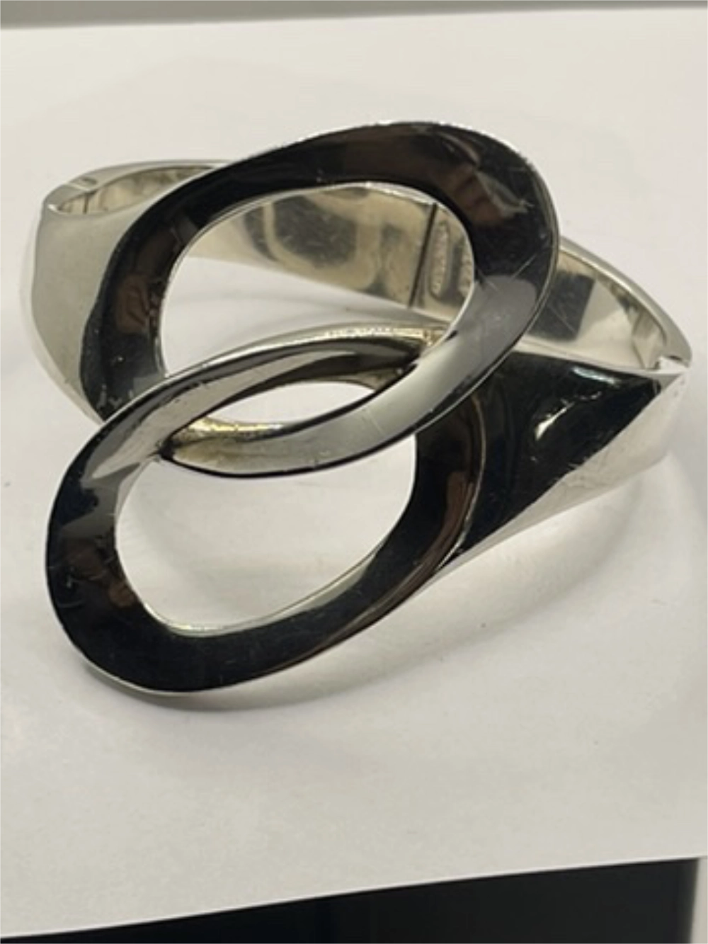 Closeup of links of Vintage Genuine Alicia de la Paz Modernist Interlocking Silver Bangle Bracelet