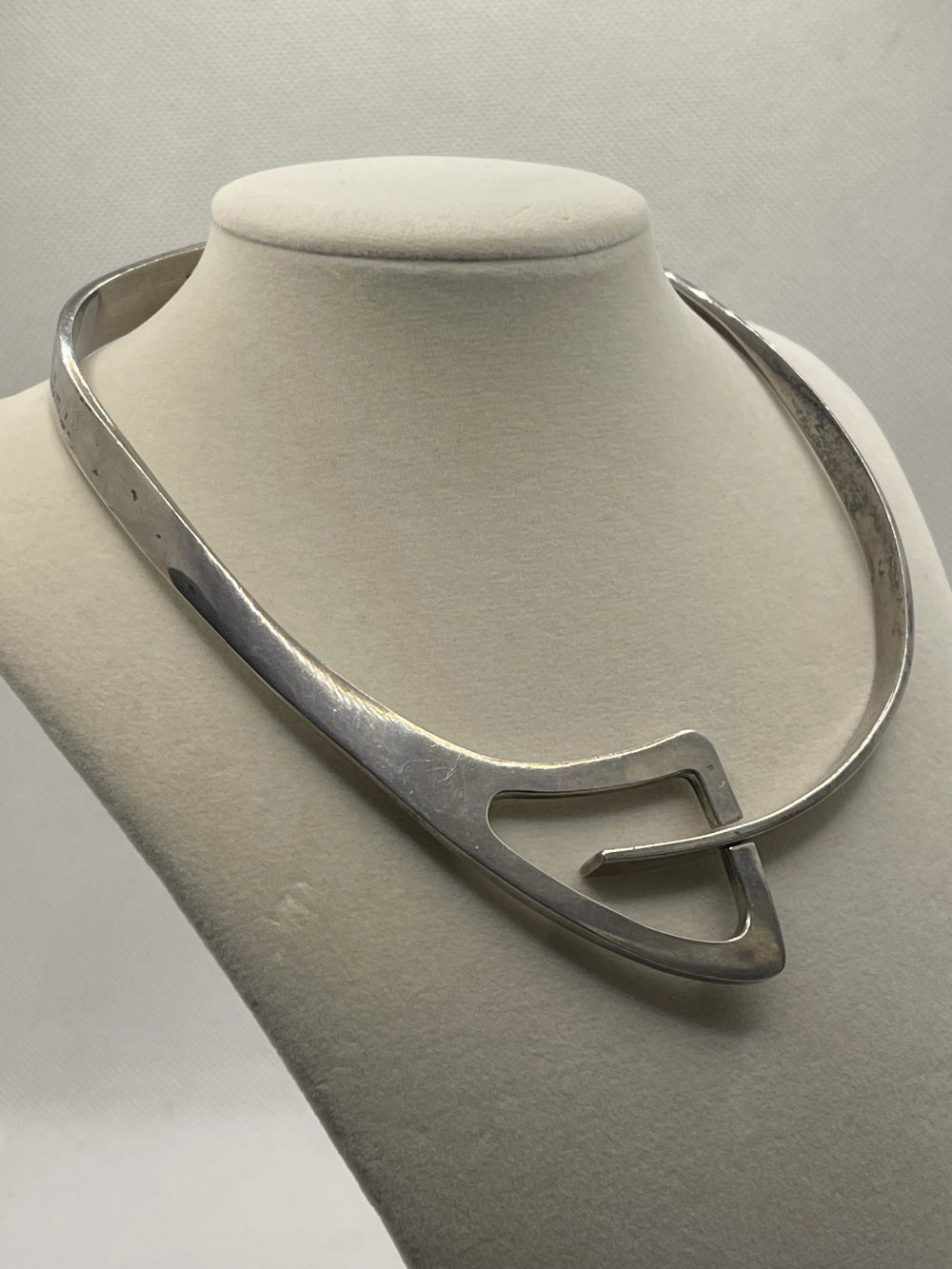 Left side view of Vintage Taxco Mexico Silver Modernist Collar Choker
